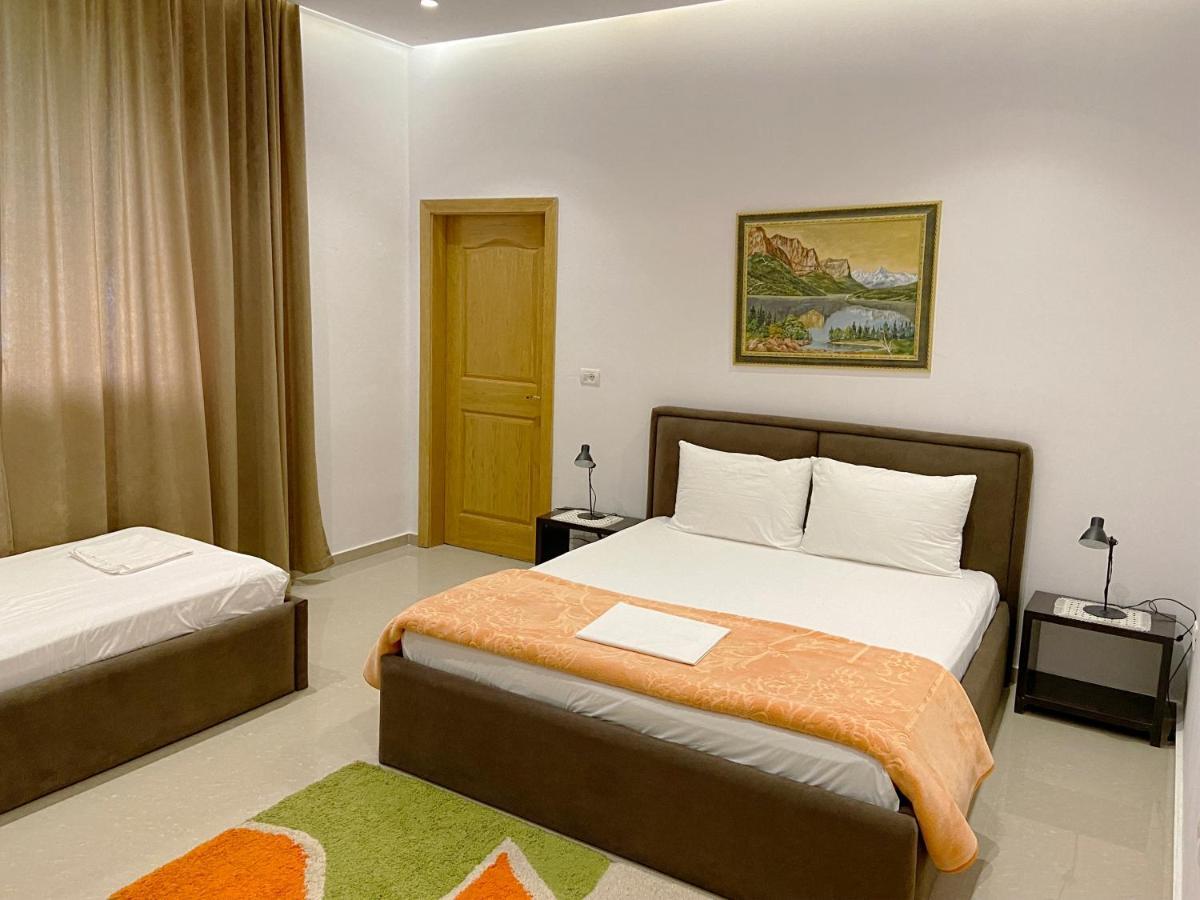 Guesthouse Niko Berat Extérieur photo