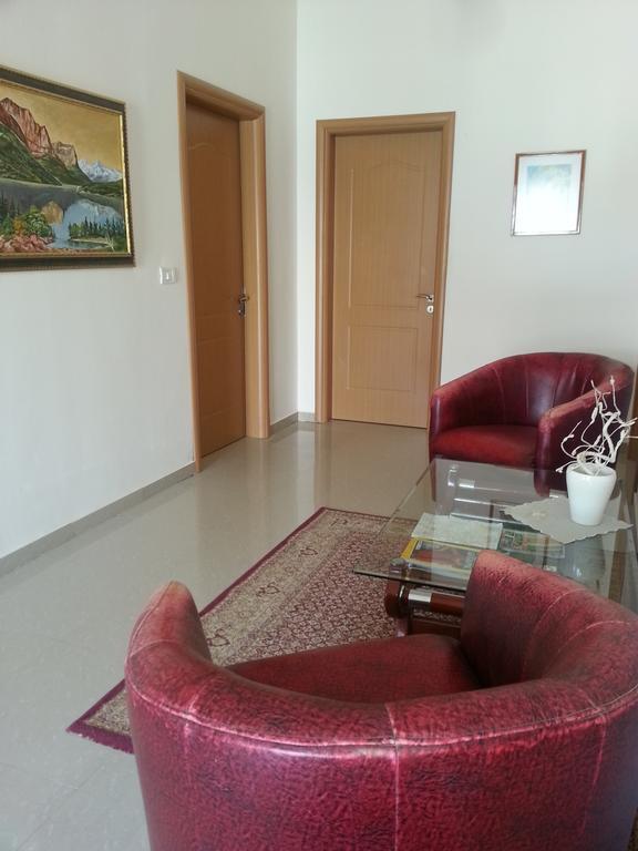 Guesthouse Niko Berat Extérieur photo